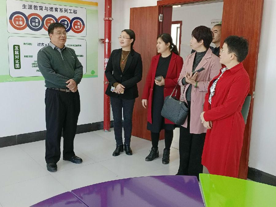 构建特色课程体系 五育并举生涯融合——贵港市高级中学学科基地建设暨生涯教育学科融合推进会