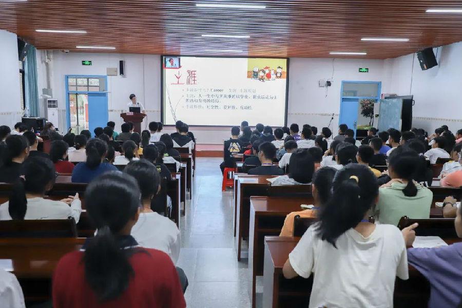 钻研新教材，探索新课程，迎接新高考——北部湾高中新高考新课程讲座